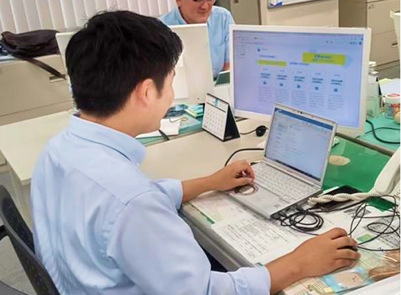 PCで作業する男性従業員