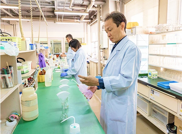 器具を手に持つ男性従業員