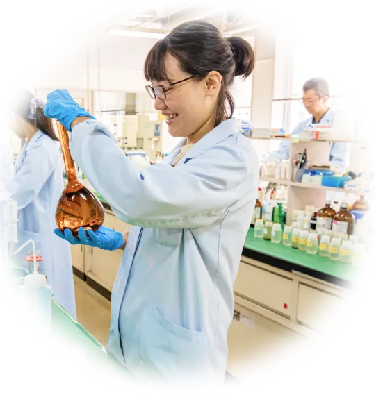 フラスコを手に持つ女性研究員