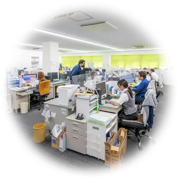 オフィスで働く従業員の様子